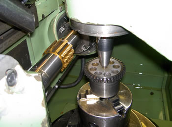 Milling teeth on a oilpump gear